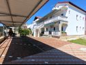 Appartements Ana - 120 m from the beach A1(4), A2(2+1) Sukosan - Riviera de Zadar  - stationnement (maison et environs)