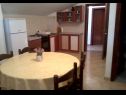 Appartements Darko - 100m from sea: A1-Jednosobni (3+1), A2-Dvosobni (4+1) Vir - Riviera de Zadar  - Appartement - A1-Jednosobni (3+1): cuisine salle à manger