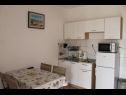 Appartements Snjeza - 80 m from beach: A1 Studio (4), A2 Apartman (2+2) Vir - Riviera de Zadar  - Appartement - A1 Studio (4): cuisine salle à manger