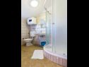 Appartements Ivan Z2 - 250 m from beach: A2(4) Zadar - Riviera de Zadar  - Appartement - A2(4): salle de bain W-C