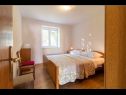 Appartements Mir - family apartments with garden terrace A1(4), A2(2) Zaton (Zadar) - Riviera de Zadar  - Appartement - A1(4): chambre &agrave; coucher