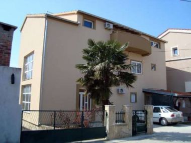 Appartements Kate - free parking: A1 Natko (2+1), A2 Sandra (2+1), A3 Srednji (2+2) Biograd - Riviera de Biograd 