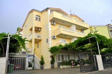 Appartements Ivi - big parking and courtyard SA2(3), SA4(2+1), SA3(2+1), SA5(2+1), SA6(2+1) Makarska - Riviera de Makarska 