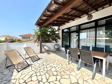 Appartements Denis - great location & large terrace: A1(5) Makarska - Riviera de Makarska 