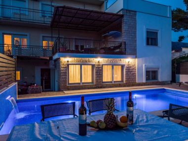 Appartements Zdene - private pool: A1(6+2), A2(6) Kastel Luksic - Riviera de Split 