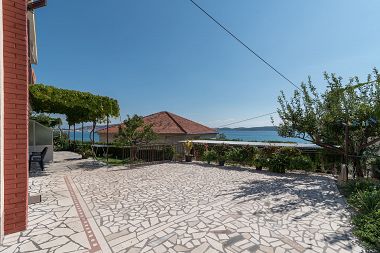 Appartements Vin - 40 m from sea: A1 (4+1), A2 (2+2), A3 (2+2) Seget Donji - Riviera de Trogir 