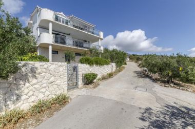 Appartements Mil - 80m from the sea A1(4+1), A2(2) Sevid - Riviera de Trogir 