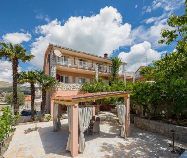 Appartements Dora - free parking: A1(4), SA2(3), A3(2+2) Trogir - Riviera de Trogir 