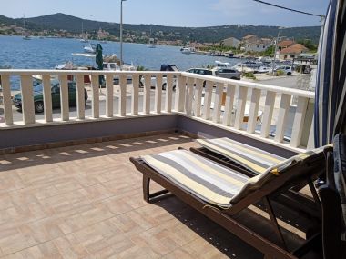 Appartements Josip - 5 m from beach: A1(6) Vinisce - Riviera de Trogir 