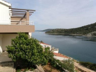 Appartements Ljubi - 20 m from beach: A1(4+1), A2 Crveni(2+2), A3 Zeleni(2+2) Vinisce - Riviera de Trogir 