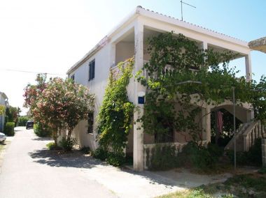 Appartements Vjeko - 200 m from sea: 1 - A1(2+2), 2 - B1(2+2) Nin - Riviera de Zadar 