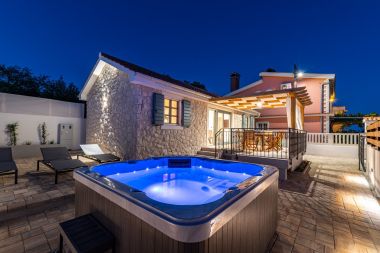 Maisons de vacances Sanya - stone house with outdoor hot tub: H(4) Sukosan - Riviera de Zadar  - Croatie 