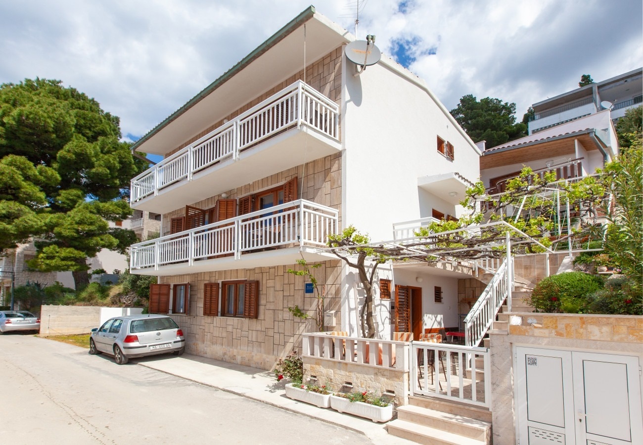 Appartements Ante M - 100 m from beach: A1(4+2), A2(4+2), C3(2) Brela - Riviera de Makarska 
