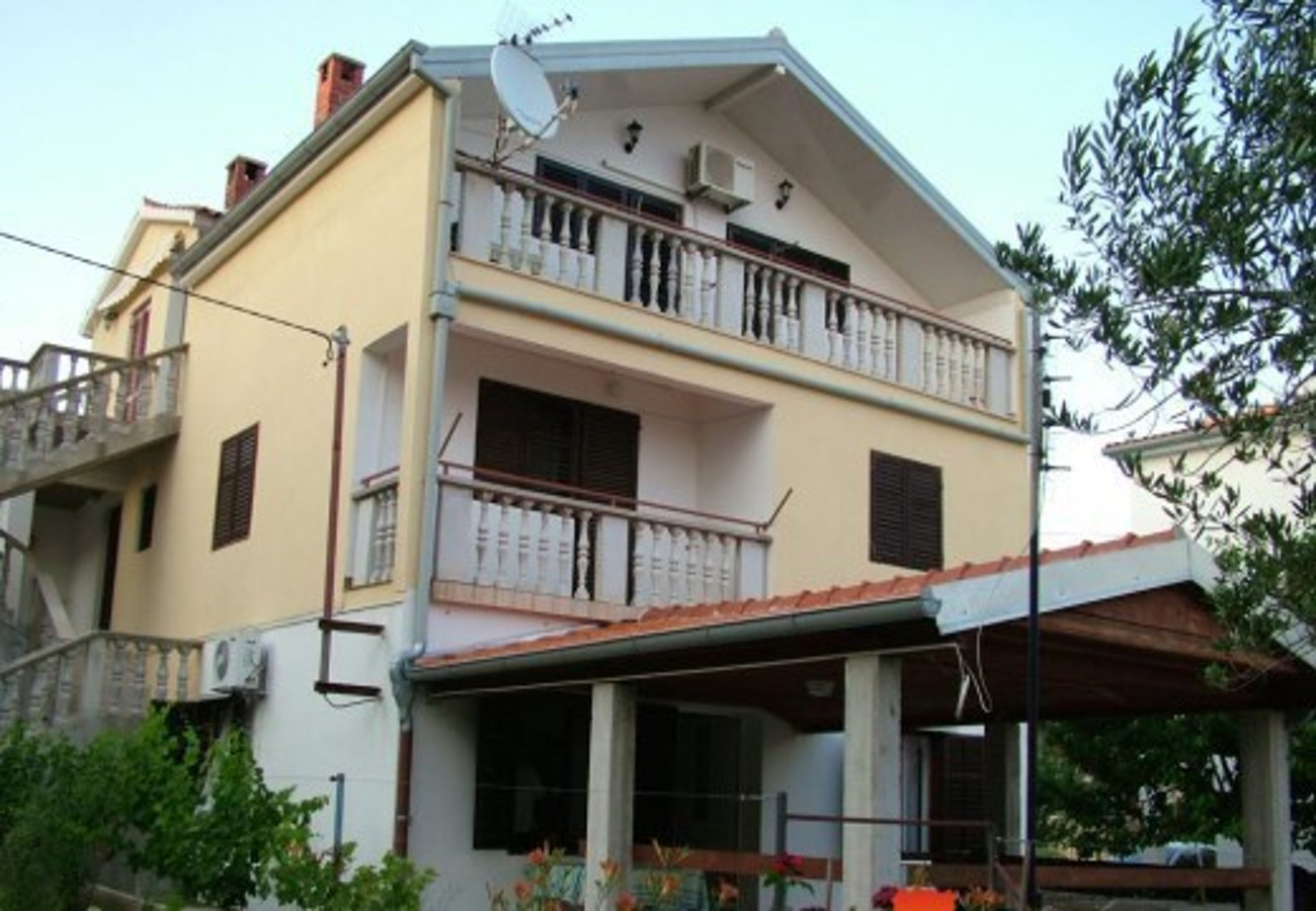Appartements Darko - 100m from sea: A1-Jednosobni (3+1), A2-Dvosobni (4+1) Vir - Riviera de Zadar 