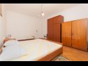 Appartements Zri - low-cost and spacious: A1(6+2) Biograd - Riviera de Biograd  - Appartement - A1(6+2): chambre &agrave; coucher