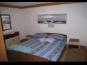 Appartements Dvor - 20 m from beach: A1(4+1) Turanj - Riviera de Biograd  - Appartement - A1(4+1): chambre &agrave; coucher