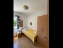Appartements Jak - comfortable apartments: A1-donji(4+1), A2-gornji(4+2) Mirca - Île de Brac  - Appartement - A2-gornji(4+2): chambre &agrave; coucher