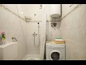 Appartements Mira - great location & free Bbq: A1(2+2), A2(2+1) Splitska - Île de Brac  - Appartement - A1(2+2): salle de bain W-C