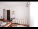 Appartements Mira - great location & free Bbq: A1(2+2), A2(2+1) Splitska - Île de Brac  - Appartement - A1(2+2): chambre &agrave; coucher
