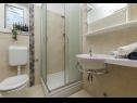 Maisons de vacances Jadranka- comfortable and big terrace H(6+1) Supetar - Île de Brac  - Croatie  - H(6+1): salle de bain W-C