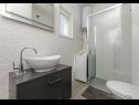 Maisons de vacances Jadranka- comfortable and big terrace H(6+1) Supetar - Île de Brac  - Croatie  - H(6+1): salle de bain W-C