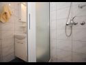 Appartements Rina - 200 m from beach: A1(6) Okrug Donji - Île de Ciovo  - Appartement - A1(6): salle de bain W-C