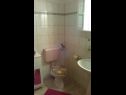 Maisons de vacances Filip - comfortable: H(6+2) Okrug Gornji - Île de Ciovo  - Croatie  - H(6+2): salle de bain W-C