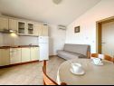 Appartements Mari - 150 m from sea: A1(2+1), A2(2+1), A3(2+1), A4(2+1) Okrug Gornji - Île de Ciovo  - Appartement - A1(2+1): cuisine salle à manger