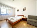 Appartements Mari - 150 m from sea: A1(2+1), A2(2+1), A3(2+1), A4(2+1) Okrug Gornji - Île de Ciovo  - Appartement - A2(2+1): chambre &agrave; coucher