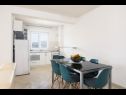Appartements Eli - 70m from the beach: A1(4) Okrug Gornji - Île de Ciovo  - Appartement - A1(4): cuisine salle à manger
