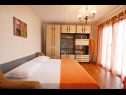 Appartements Mihovilovic - 50 m from beach: A1(4), A2(6+1), A3(4+2), A4(2+1) Slatine - Île de Ciovo  - Appartement - A2(6+1): chambre &agrave; coucher