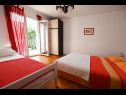 Appartements Mihovilovic - 50 m from beach: A1(4), A2(6+1), A3(4+2), A4(2+1) Slatine - Île de Ciovo  - Appartement - A2(6+1): chambre &agrave; coucher