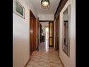 Appartements Mihovilovic - 50 m from beach: A1(4), A2(6+1), A3(4+2), A4(2+1) Slatine - Île de Ciovo  - Appartement - A2(6+1): couloir