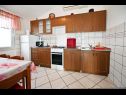 Appartements Mihovilovic - 50 m from beach: A1(4), A2(6+1), A3(4+2), A4(2+1) Slatine - Île de Ciovo  - Appartement - A3(4+2): cuisine salle à manger