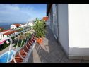 Appartements Mihovilovic - 50 m from beach: A1(4), A2(6+1), A3(4+2), A4(2+1) Slatine - Île de Ciovo  - Appartement - A3(4+2): terrasse