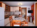 Appartements Mihovilovic - 50 m from beach: A1(4), A2(6+1), A3(4+2), A4(2+1) Slatine - Île de Ciovo  - Appartement - A4(2+1): cuisine salle à manger
