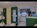 Appartements Vedro - 50 m from sea: 1- Red(4+1), 2 - Purple(2+1), 3 - Blue(2), 4 - Green(2+2) Korcula - Île de Korcula  - Appartement - 4 - Green(2+2): cuisine salle à manger