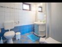 Appartements et chambres Luka - with parking; A2(2+2), R1(2), R2(2) Vrbnik - Île de Krk  - Chambre - R1(2): salle de bain W-C