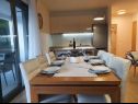 Appartements Villa Esse - heated pool & seaview: A1(2+2), A2(4+2), A3(2+2), A4(4+2), A5(2+2) Baska Voda - Riviera de Makarska  - Appartement - A4(4+2): cuisine salle à manger