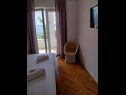 Appartements Josip - 150 m from beach with free parking A1(3), A2(5), A3(2+2) Baska Voda - Riviera de Makarska  - Appartement - A2(5): chambre &agrave; coucher
