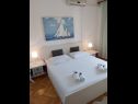 Appartements Josip - 150 m from beach with free parking A1(3), A2(5), A3(2+2) Baska Voda - Riviera de Makarska  - Appartement - A3(2+2): chambre &agrave; coucher