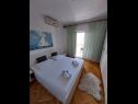 Appartements Josip - 150 m from beach with free parking A1(3), A2(5), A3(2+2) Baska Voda - Riviera de Makarska  - Appartement - A3(2+2): chambre &agrave; coucher