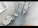 Appartements Miljko - 80 m from beach: A1(6), SA2(2), A10(4+1), A11(2+2) Brela - Riviera de Makarska  - Appartement - A1(6): salle de bain W-C