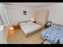 Appartements Miljko - 80 m from beach: A1(6), SA2(2), A10(4+1), A11(2+2) Brela - Riviera de Makarska  - Appartement - A1(6): chambre &agrave; coucher