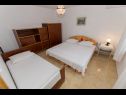 Appartements Miljko - 80 m from beach: A1(6), SA2(2), A10(4+1), A11(2+2) Brela - Riviera de Makarska  - Appartement - A1(6): chambre &agrave; coucher