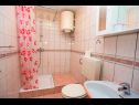 Appartements et chambres Hope - 30m to the sea & seaview: R1(3), R3(3), A2(3), A4(4) Brela - Riviera de Makarska  - Appartement - A2(3): salle de bain W-C