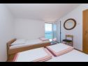 Appartements Gordan - apartments by the sea: A1(3+1), A2(3+1), A3(2) Brist - Riviera de Makarska  - Appartement - A1(3+1): chambre &agrave; coucher