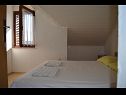 Appartements Jozo - 150 m from pebble beach: A1(2), A2(2), A3(2), A4(4), A5(4) Gradac - Riviera de Makarska  - Appartement - A4(4): chambre &agrave; coucher