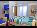Appartements Ivi - big parking and courtyard SA2(3), SA4(2+1), SA3(2+1), SA5(2+1), SA6(2+1) Makarska - Riviera de Makarska  - Studio appartement - SA6(2+1): chambre &agrave; coucher