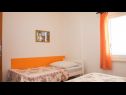Appartements Ruza - sea view: A1(4), A2(4), A4(3+2), SA5(2), SA6(2+1), SA7(2), A8(2+2) Makarska - Riviera de Makarska  - Appartement - A4(3+2): chambre &agrave; coucher